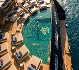 Schöner Pool an Bord eines Explora Schiffes.