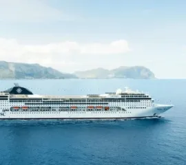 Die MSC Lirica vor der Küste Palermos im Sommer.