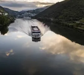 Die MS Douro Spirit von GTA TOURISTIK auf dem Douro in der Dämmerung.