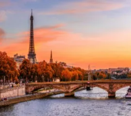 Blick über die Brücke in Paris, im Hintergrund ist der Eiffelturm zu sehen.