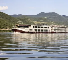 Die MS Nestoy von GTA TOURISTIK auf der Donau an einem tag mit klarem Himmel.