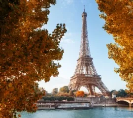 Der Eiffelturm in Paris direkt am Ufer der Seine.
