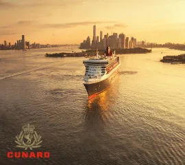 Die Queen Mary 2 verlässt New York in der Morgendämmerung - Symbolbild für Ihre Chance auf spektakuläre Reisen dank des Cunard Frühbucherbonus.
