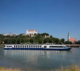 Das Schiff COMPASS Cara im Wasser, im Hintergrund ist Bratislava zu sehen.
