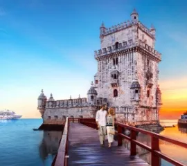 Der Torre de Belém (deutsch Turm von Belém) im Stadtteil Belém an der Tejomündung ist eines der bekanntesten Wahrzeichen Lissabons.