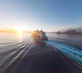 Dronaufnahme von Mein Schiff Flow während Sonnenaufgang