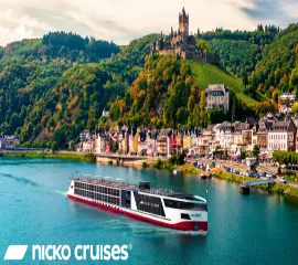 Das moderne Flusskreuzfahrtschiff nickoSPIRIT auf der Mosel vor der malerischen Kulisse von Cochem und der thronenden Reichsburg beim nicko cruises Sommerflussverkauf.