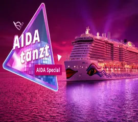 Das leuchtende Event-Logo „AIDA tanzt“ neben AIDacosma auf ruhiger See vor einem dramatischen, violett-pinken Abendhimmel.