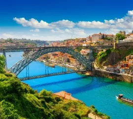 Der Douro fließt durch Porto und mündet im Atlantischen Meer. Hochsee- und Flusskreuzfahrten bringen Sie nach Porto.