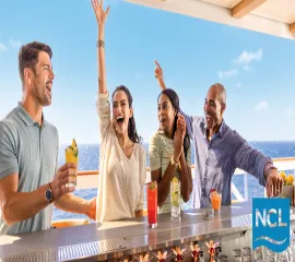 Fröhliche Gäste genießen farbenfrohe Cocktails an einer Poolbar an Bord von Norwegian Cruise Line mit Blick auf das offene Meer.