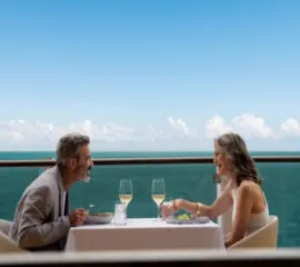 Ein Paar genießt das Essen an Bord von NCL Aqua