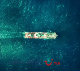 Die <em> Mein Schiff Relax</em> von oben, während sie über das klare Wasser gleitet.