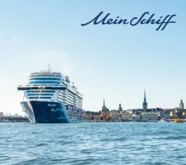 Ein Schiff von TUI Cruises im Hafen. Oben rechts das Logo von Mein Schiff.