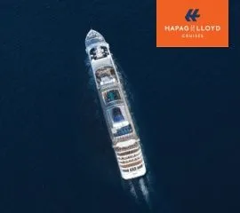 Ein Schiff von Hapag-Lloyd auf dem Ozena, rechts oben das Logo der Luxusreederei.
