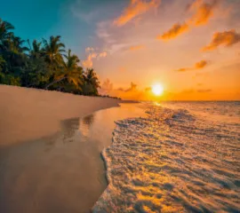 Ein malerischer Sonnenuntergang an einem Karibikstrand.