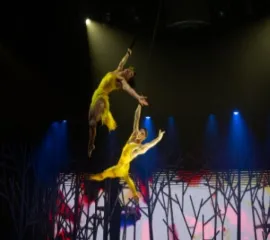 Die Elements-Show an Bord von Norwegian Aqua. Zwei Schauspieler tanzen auf der Bühne in gelben Kostümen.