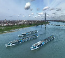 Drei stilvolle Flusskreuzfahrtschiffe auf einem der Wasserwege Europas.