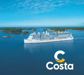 Seitenansicht von Costa Smeralda vor einer grün bewaldeten Inselgruppe. Rechts unten das Costa Logo in weiß und gelb.
