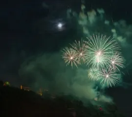 Ein grünes Feuerwerk im Rahmen von Rhein in Flammen.