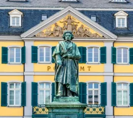 Eine große Beethoven Statue vor dem historischen Postamt in der Bonner Innenstadt.