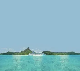 Die Norwegian Spirit, ein Schiff von Norwegian Cruise Line auf dem Meer.