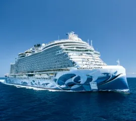 Die Norwegian Prima mit ihrer blauen Bug-Bemalung auf hoher See.