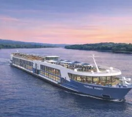Das Schiff Thurgau Avanti im Fluss während Sonnenuntergang.