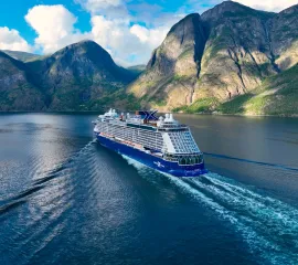 Celebrity Apex fährt durch einen norwegischen Fjord.