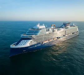 Celebrity Beyond von Celebrity Cruises auf hoher See.