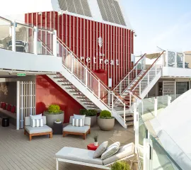 Das zweistöckige Retreat Sonnendeck auf Celebrity Beyond.