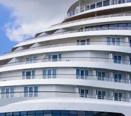 Die Außenansicht eines Luxusliners mit vielen Balkonen und Suiten.