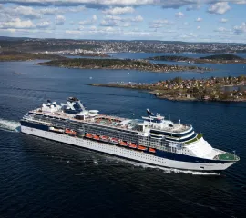 Die Celebrity Constellation fährt entlang von karibischen Inseln.