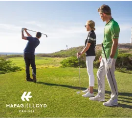 Gäste von Hapag-Lloyd Cruises beim Golfspielen auf einem exklusiven Küstengolfplatz mit Meerblick und Leuchtturm.