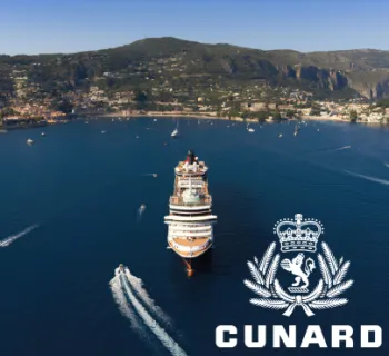 Queen Victoria im Hafen von Villefranche bei Nizza. Rechts unten das Cunard-Logo in weiß.