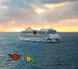 Das Kreuzfahrtschiff AIDAluna fährt bei Sonnenuntergang auf dem offenen Meer, unten links ist das AIDA-Logo platziert.
