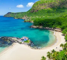 Blick über ein Strand in Praia – die Hauptstadt von Kap Verde.