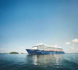 Seitenansicht von Mein Schiff 6 auf dem Weg nach Asien.