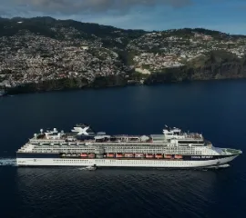 Das Schiff Celebrity Infinity von Celebrity Cruises gleitet durch die tiefblauen Gewässer entlang der Küste Madeiras.
