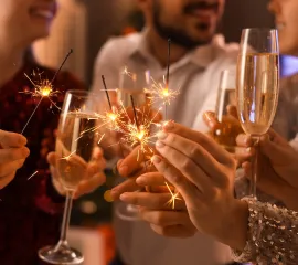 Eine Gruppe Freunde feiert Silvester auf einer Flusskreuzfahrt.