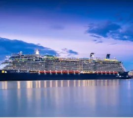 Das Schiff Celebrity Reflection gleitet ins tiefblaue Wasser vor der Küste von Miami.