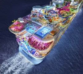 Icon of the Seas von Royal Caribbean aus der Vogelperspektive in der Nacht.