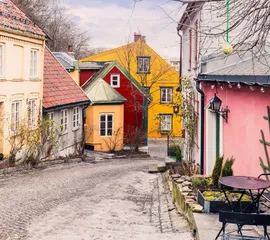 Eine kleine Gasse in Bergen, Norwegen.