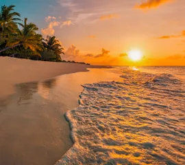 Ein Sonnenuntergang an einem karibischen Strand.