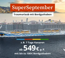 AIDAcosma auf dem offenen Meer vor bergiger Kulisse mit dem Aktionsbanner „AIDA SuperSeptember – Traumurlaub mit Bordguthaben ab 549 €.