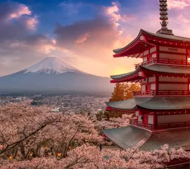 Fujiyoshida, Japan Schöne Sicht auf die Berge Fuji und Chureito bei Sonnenuntergang, japan im Frühling mit Kirschblüten