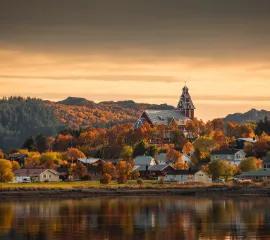 Blick über eine Stadt in Norwegen im Herbst.