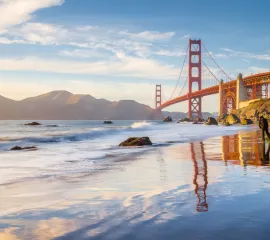 Klassische Panoramasicht auf die berühmte Golden Gate Bridge, die vom malerischen Baker Beach aus an einem sonnigen Tag mit blauem Himmel und Wolken im Sommer, San Francisco, Kalifornien, USA