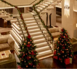 Weihnachtsbäume zieren die Lobby auf einem der EXPLORA Schiffe.