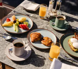Frühstück auf einem EXPLORA Schiff.