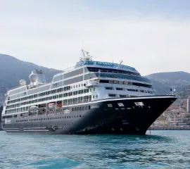Das Schiff Azamara Onward von Azamara gleitet im Wasser.